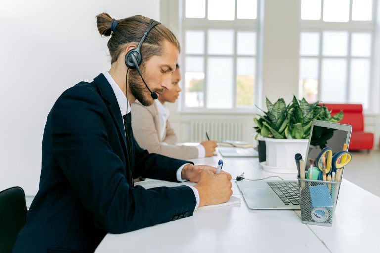 Rôle du chargé de relation client expliqué (missions, compétences et opportunités)